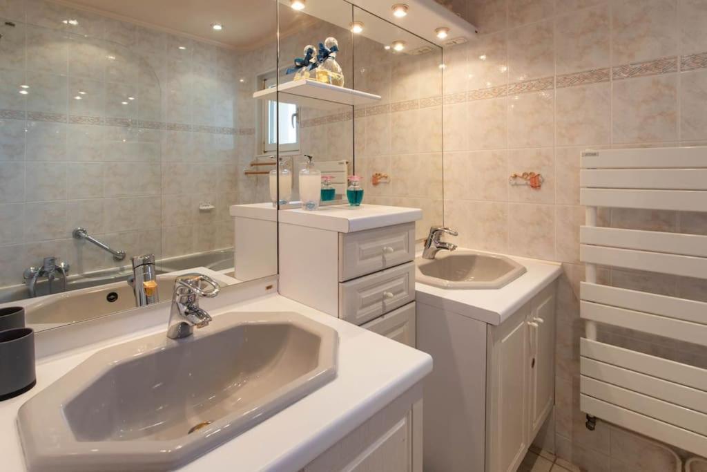 アンティーブA6- 2 Bdr Incredible Sea View - Ac, Garage & Terraceアパートメント エクステリア 写真